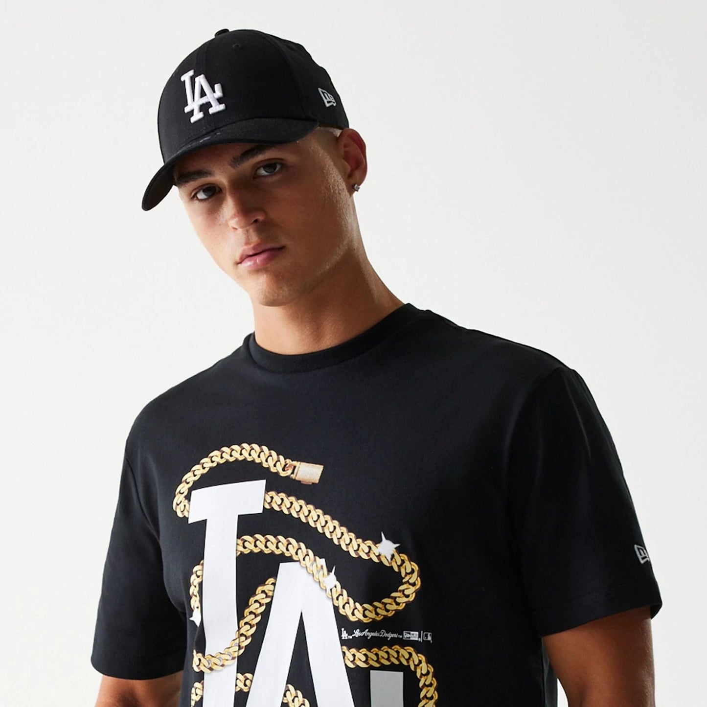 The Male model is wearing LA Dodgers MLB Chain Black Oversized T-Shirt 4