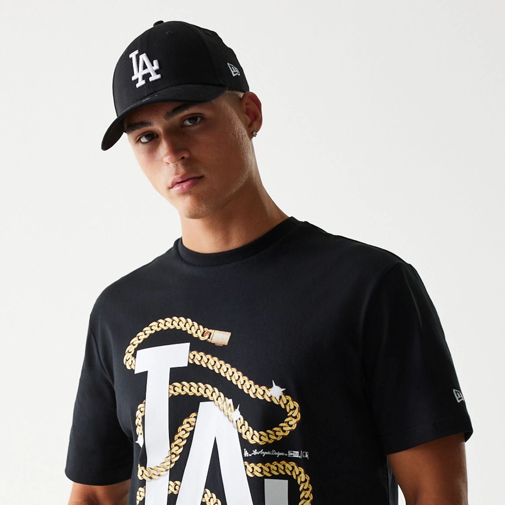 The Male model is wearing LA Dodgers MLB Chain Black Oversized T-Shirt 4