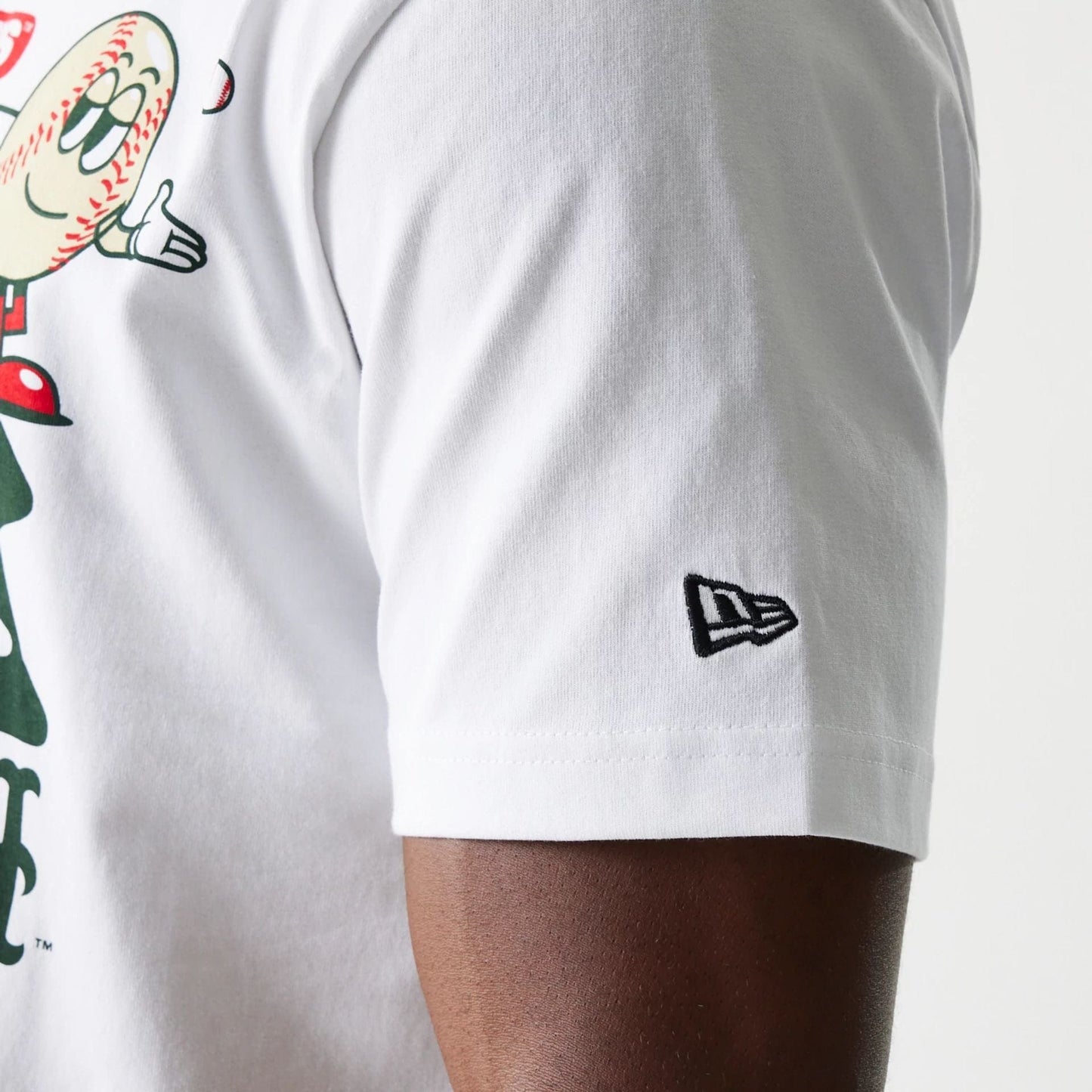 The Male model is wearing New York MLB Souvenir White Oversized T-Shirt 4