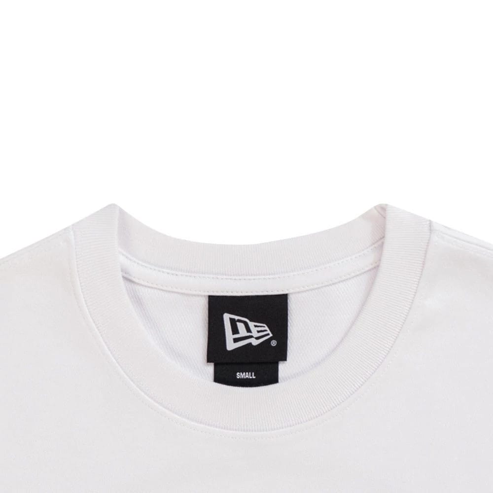 The model is wearing this MLB Forest Pack New York Yankees T-Shirt in white. 5