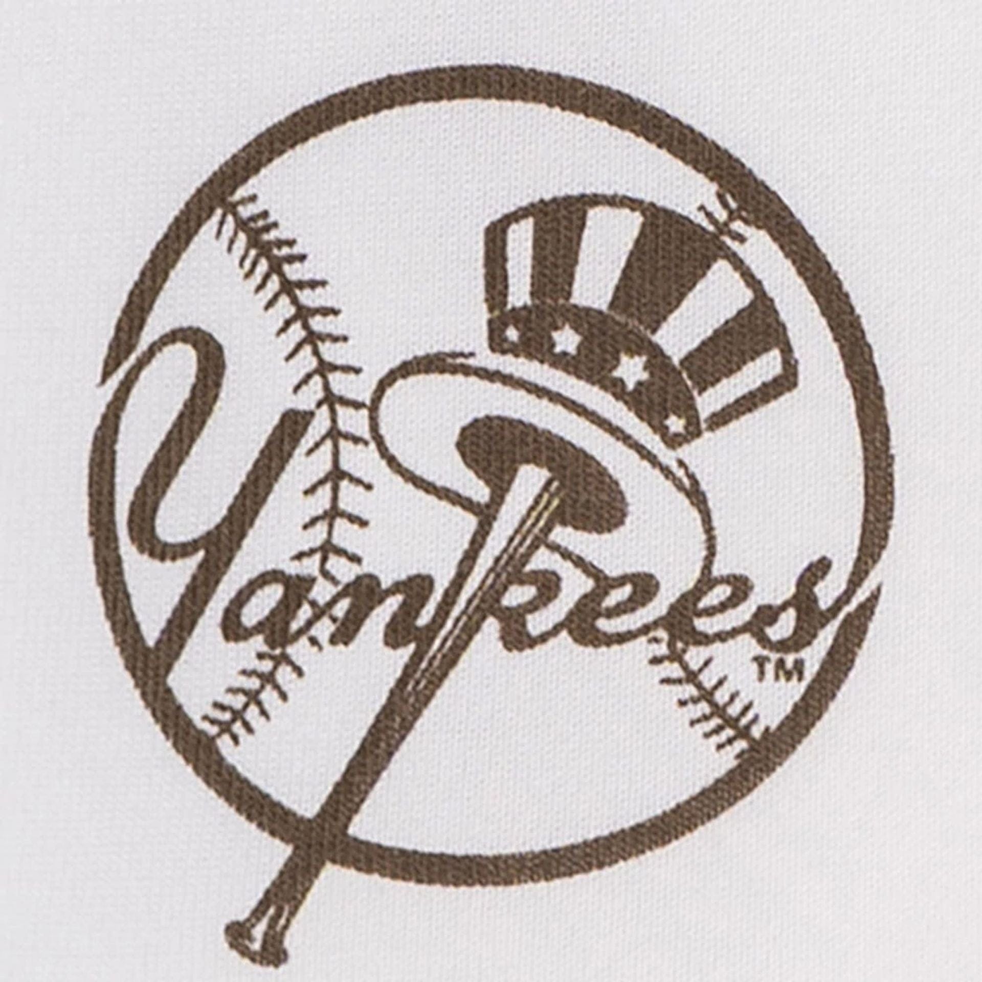 The model is wearing this MLB Forest Pack New York Yankees T-Shirt in white. 7