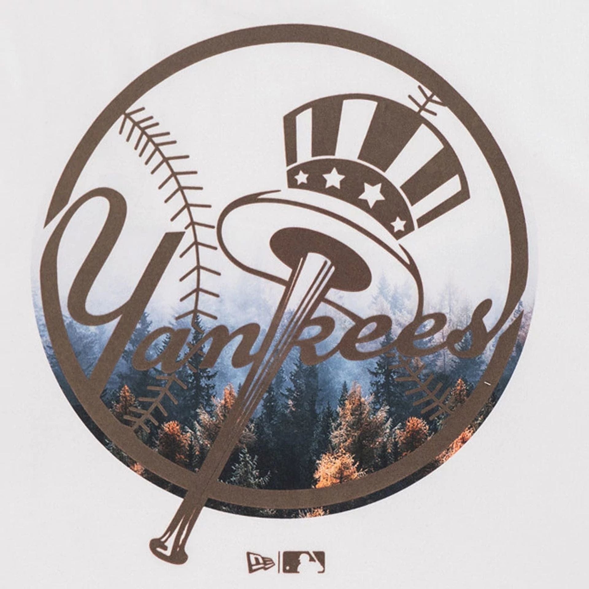 The model is wearing this MLB Forest Pack New York Yankees T-Shirt in white. 4