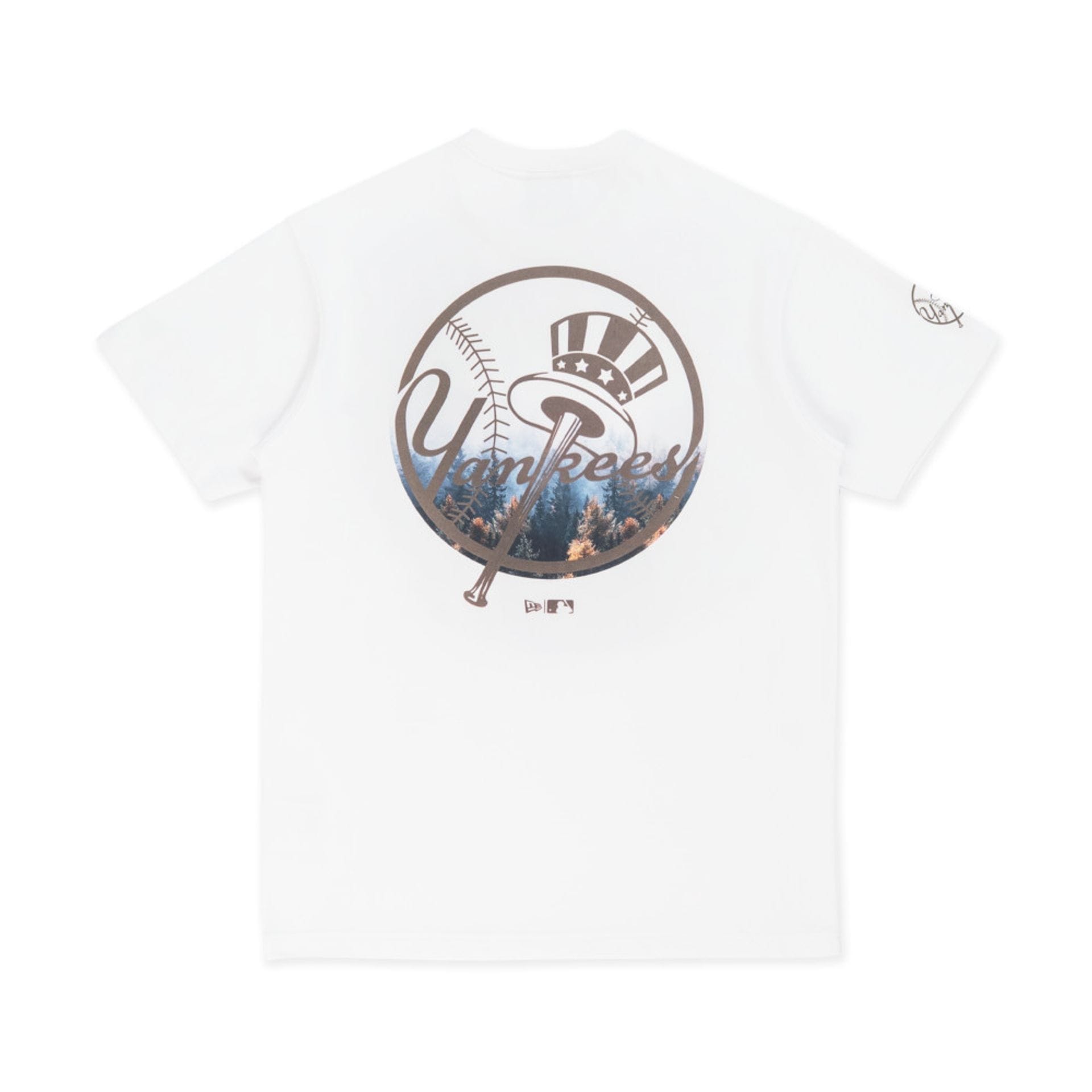 The model is wearing this MLB Forest Pack New York Yankees T-Shirt in white. 2