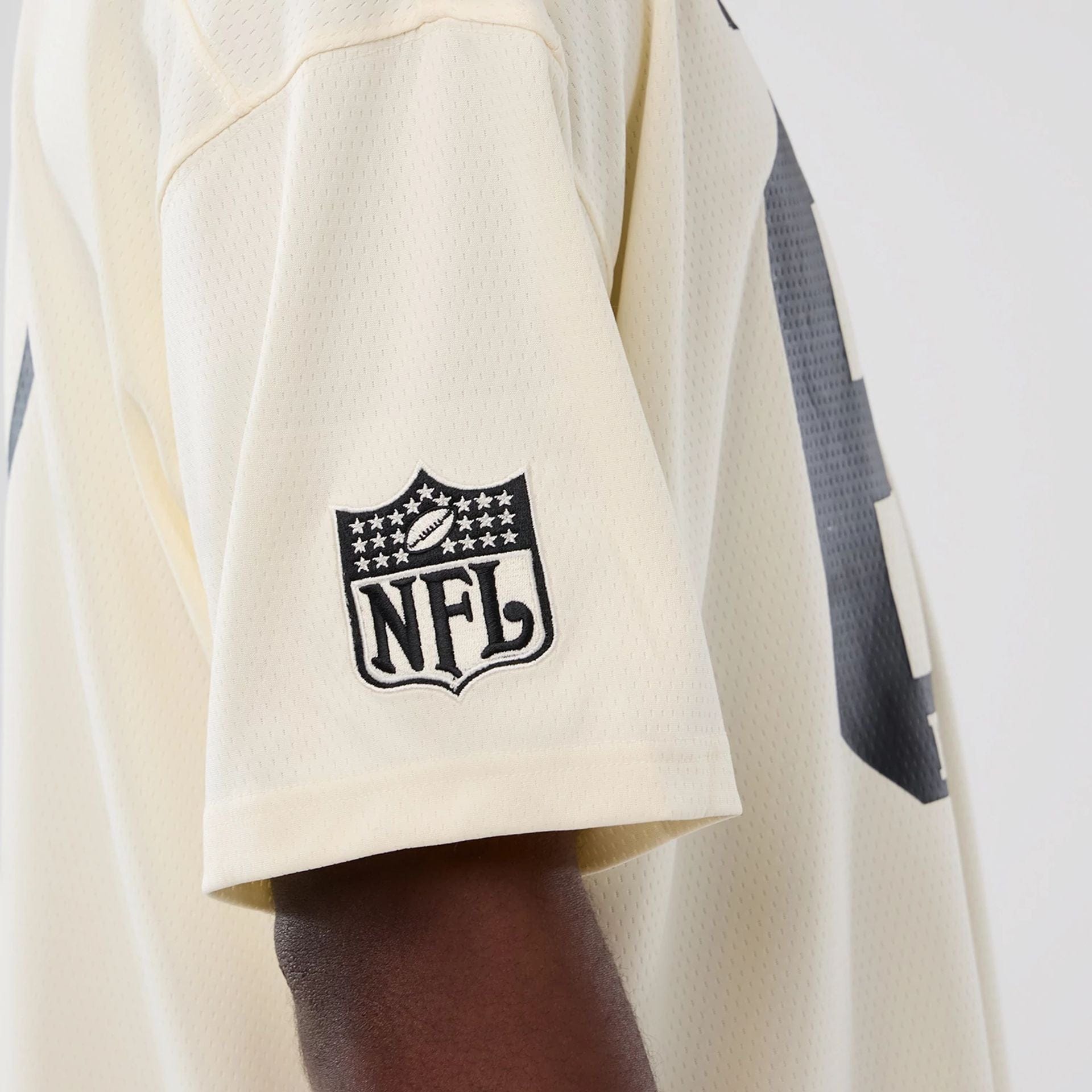 The model is wearing this NFL Historic Las Vegas Raiders Oversized T-Shirt in cream. 4