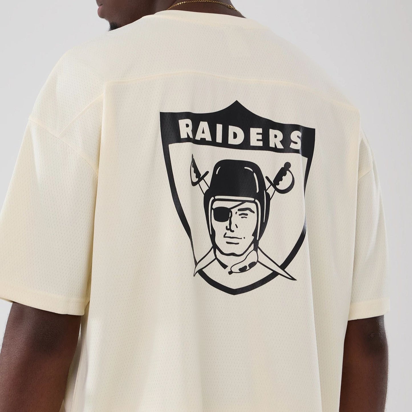 The model is wearing this NFL Historic Las Vegas Raiders Oversized T-Shirt in cream. 6