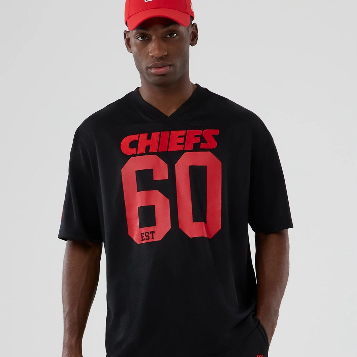 The model is wearing this NFL Historic Kansas City Chiefs Oversized T-Shirt in black. 7