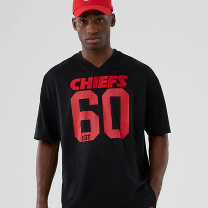 The model is wearing this NFL Historic Kansas City Chiefs Oversized T-Shirt in black. 7