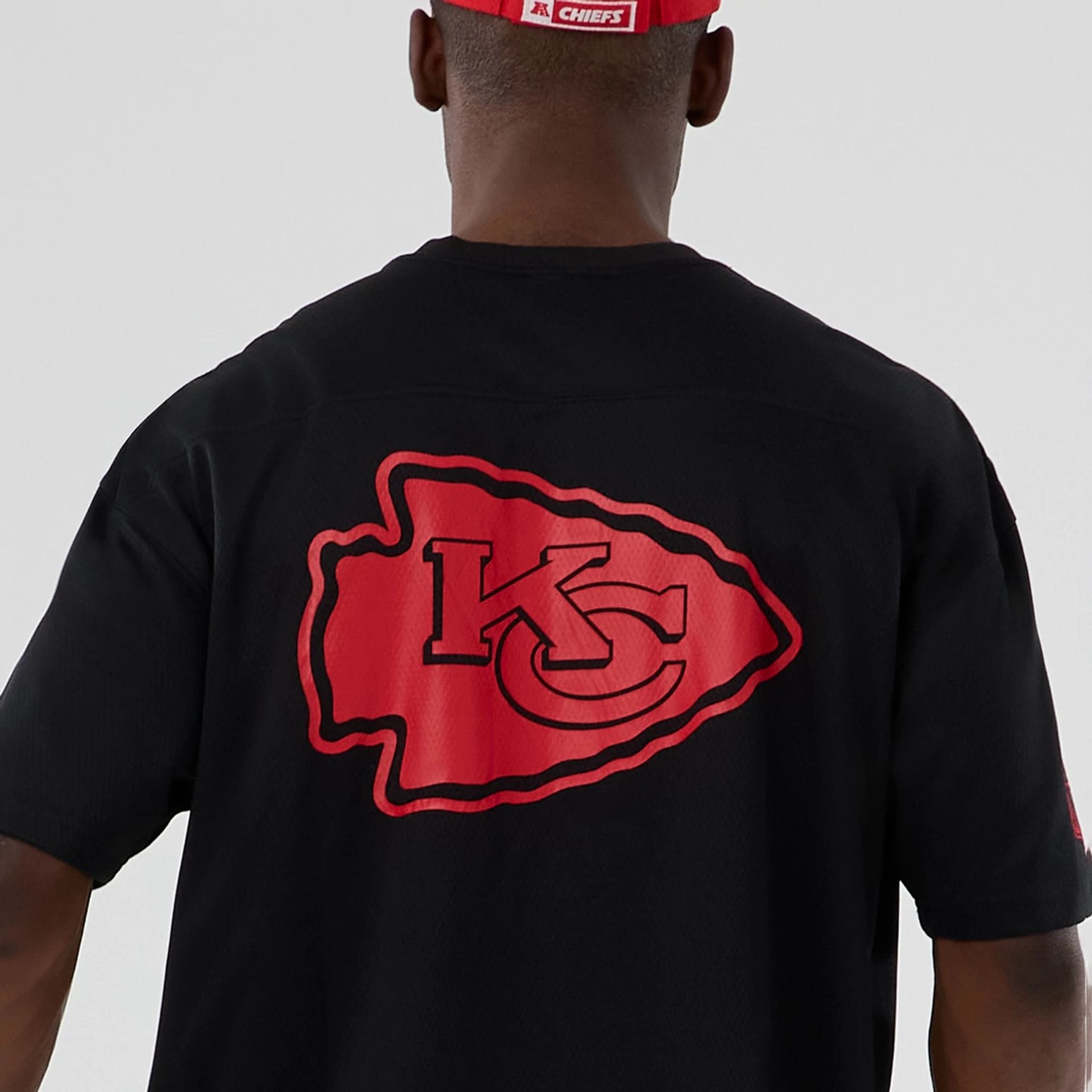 The model is wearing this NFL Historic Kansas City Chiefs Oversized T-Shirt in black. 5