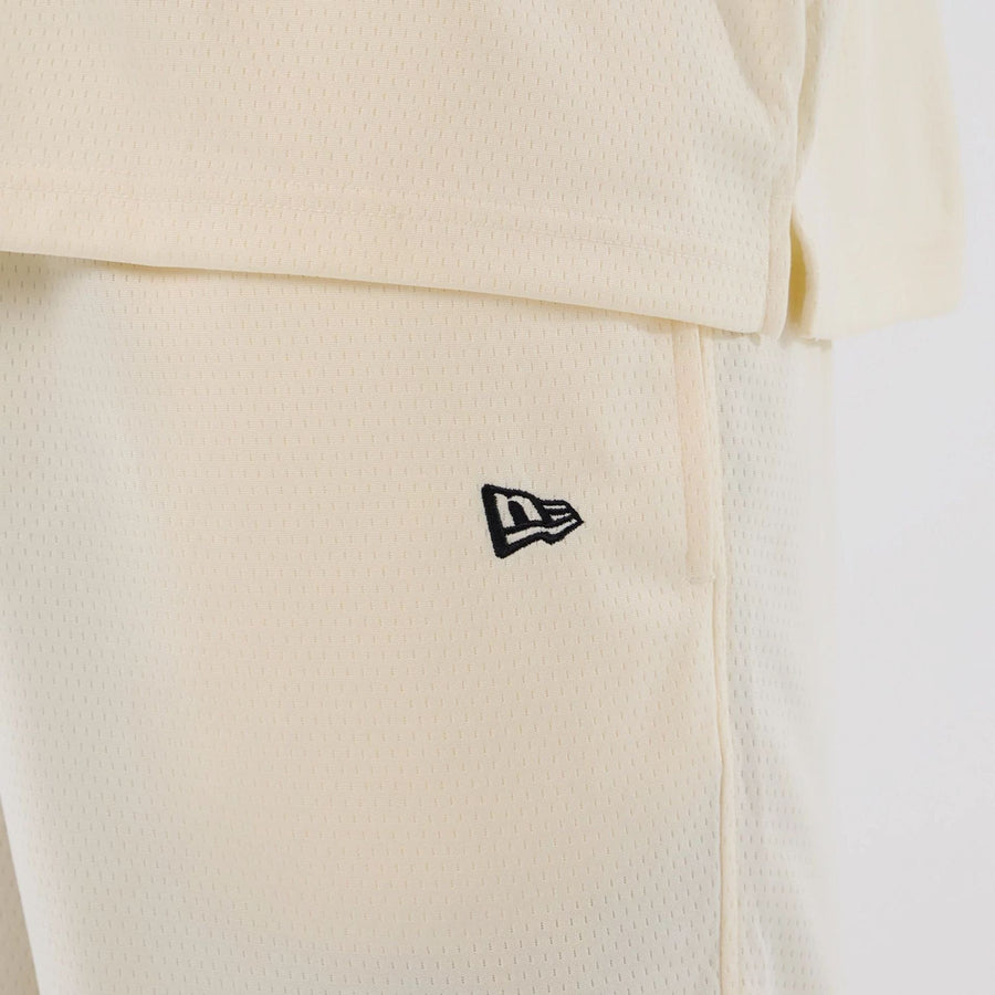 The model is wearing these NFL Historic Las Vegas Raiders shorts in cream. 7