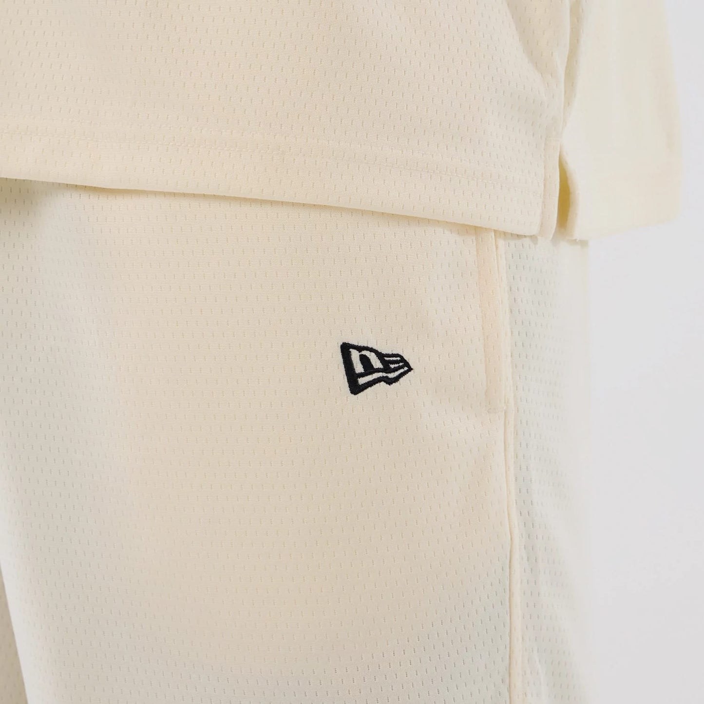 The model is wearing these NFL Historic Las Vegas Raiders shorts in cream. 7