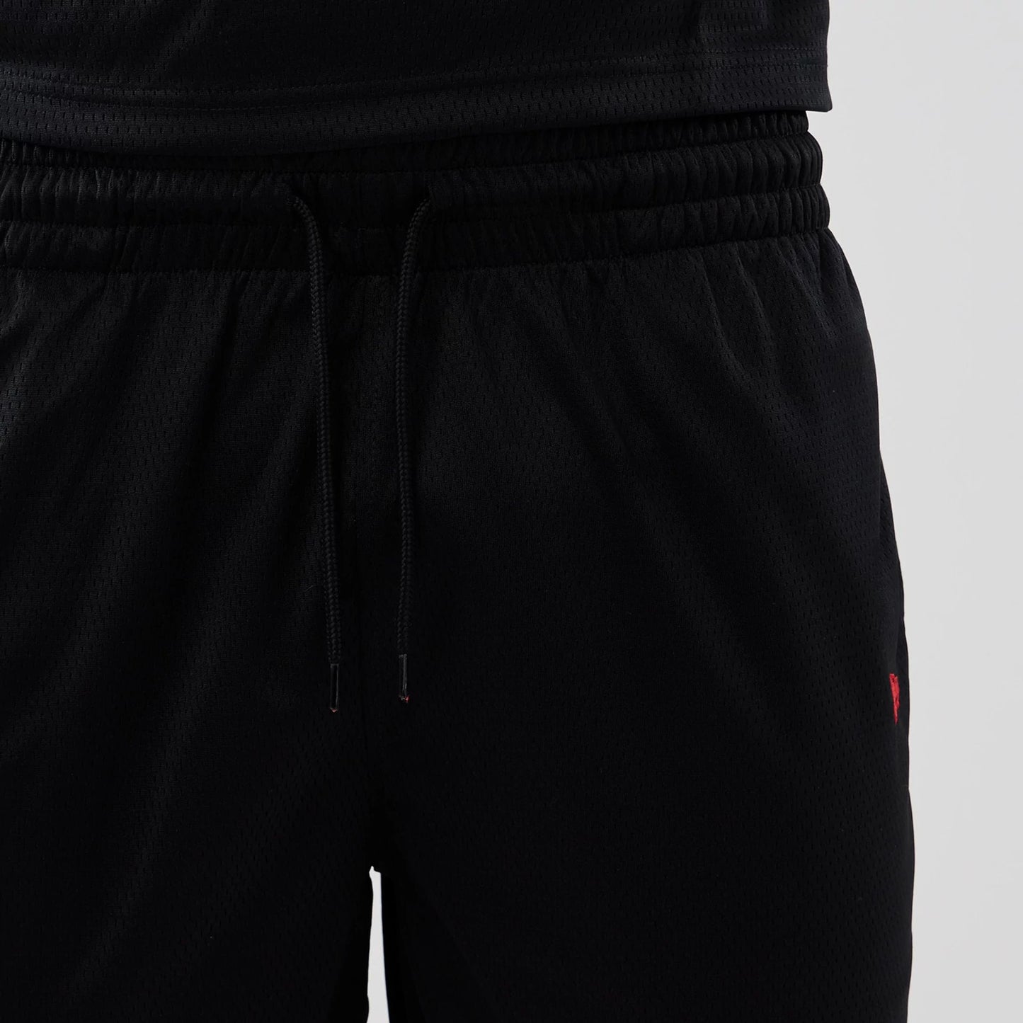 The model is wearing these NFL Historic Kansas City Chiefs shorts in black. 6