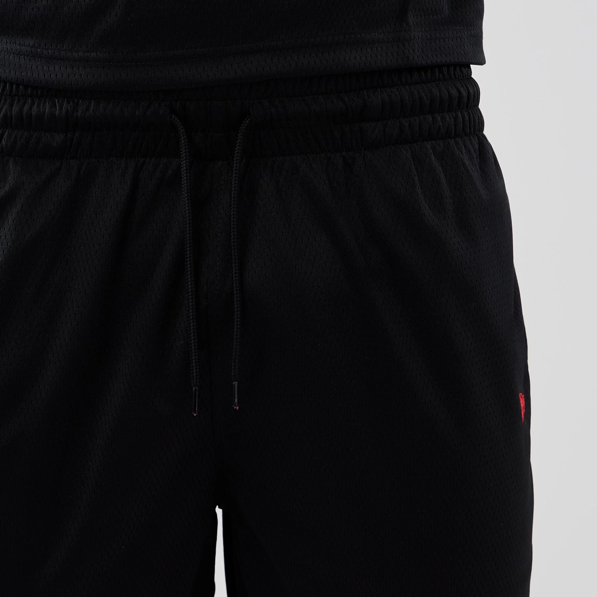 The model is wearing these NFL Historic Kansas City Chiefs shorts in black. 6