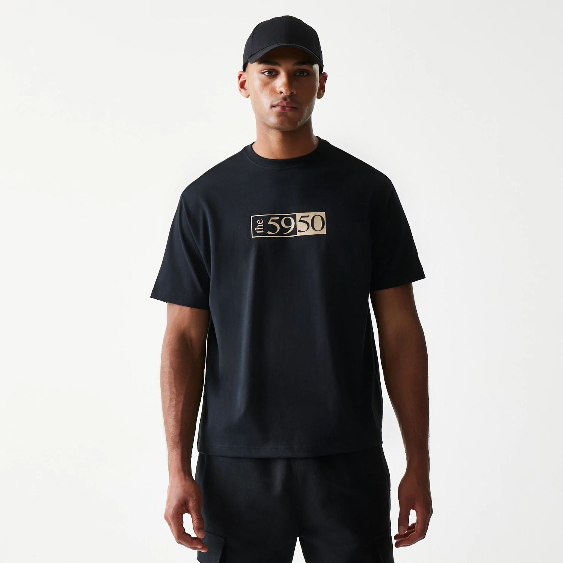 The Male model is wearing Split Panel 59FIFTY Fitted Cap Description Black T-Shirt 1