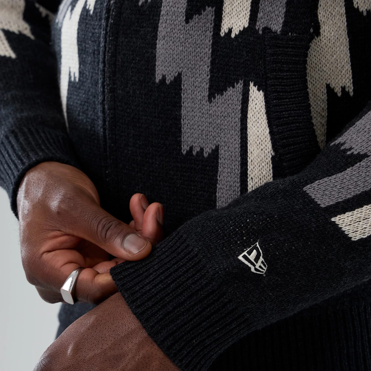 New Era Organic Cowichan Black Cardigan | NEC EU