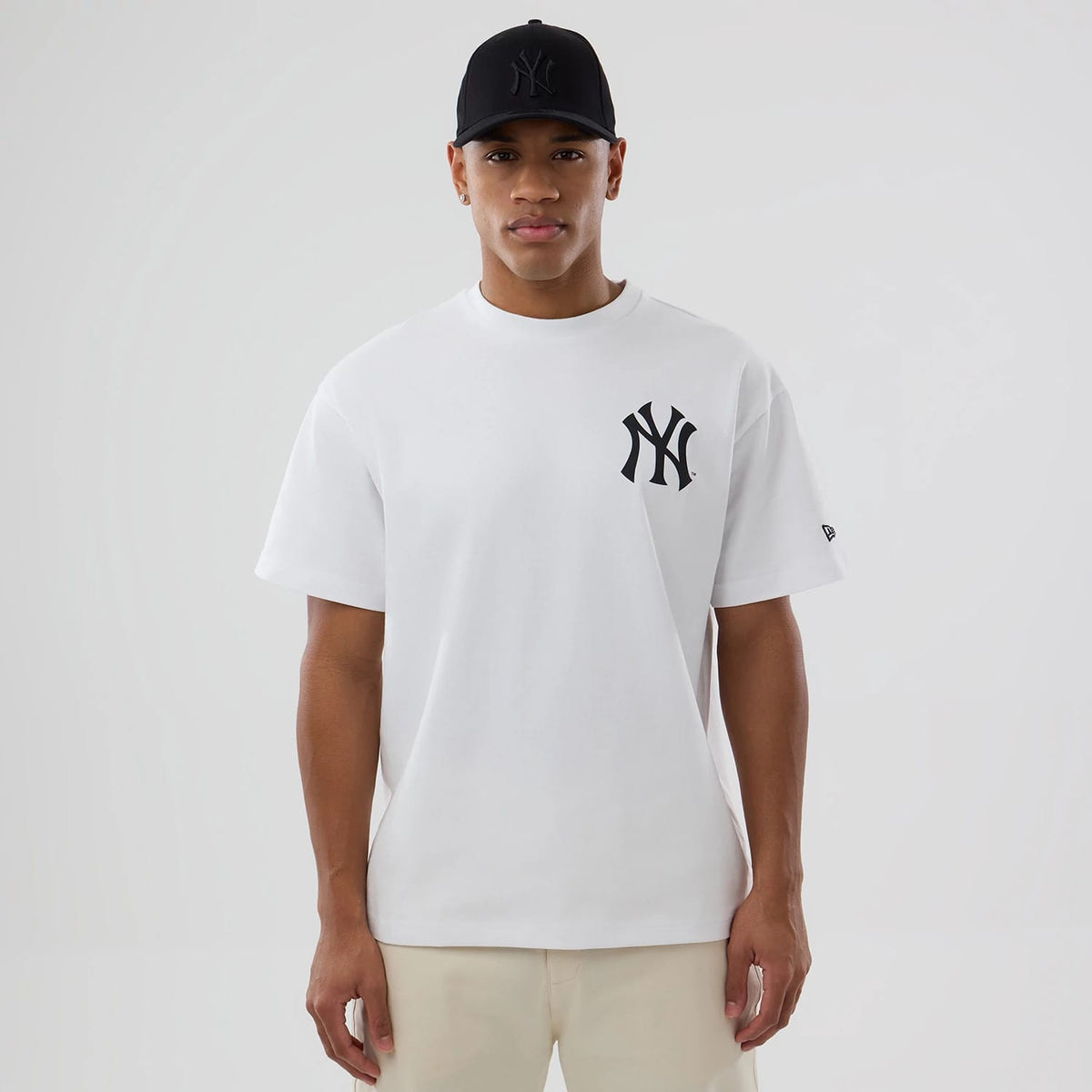 The model is wearing this MLB World New York Yankees T-Shirt in white. 1