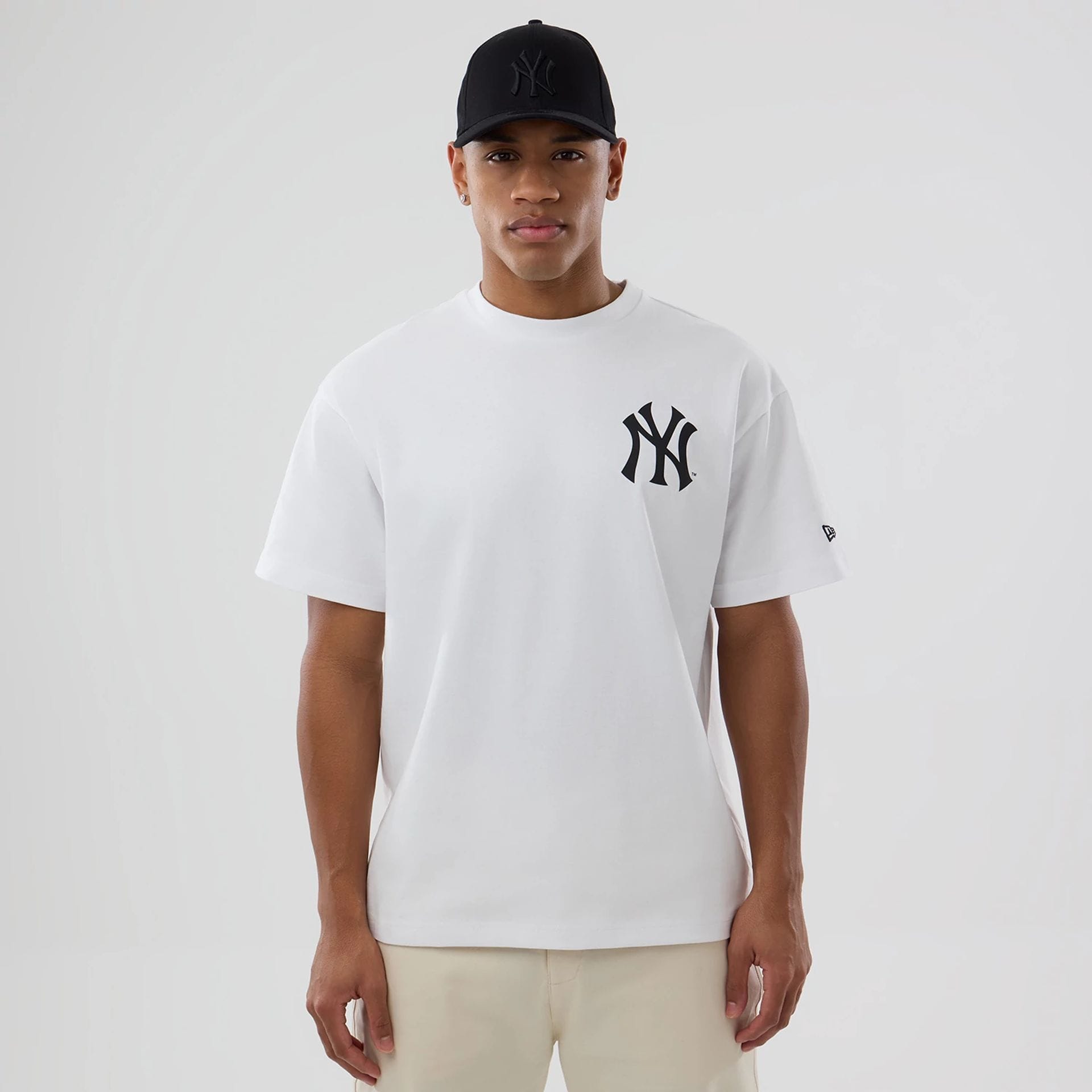 The model is wearing this MLB World New York Yankees T-Shirt in white. 1