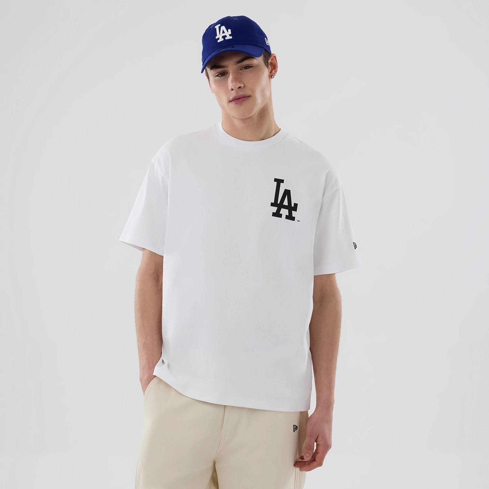 The model is wearing this MLB Chequered LA Dodgers T-Shirt in white. 1