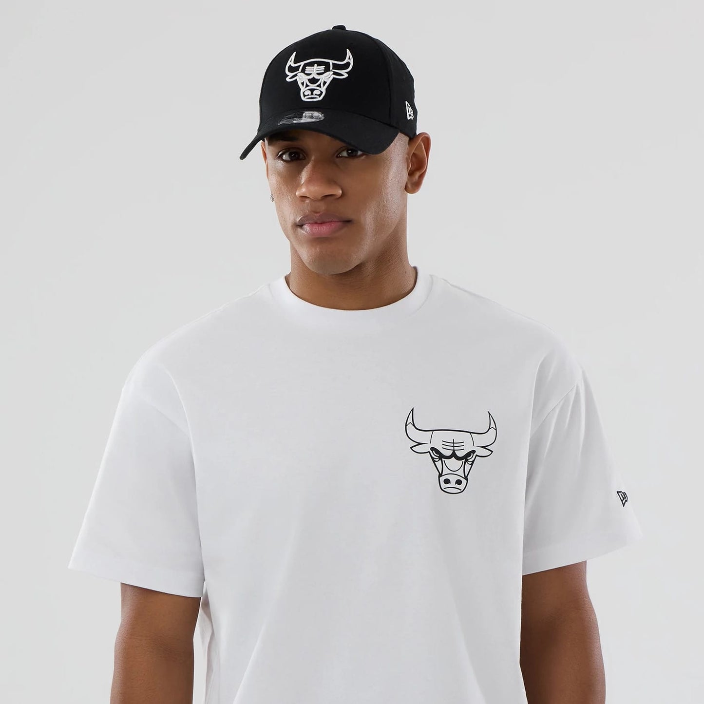 The model is wearing this NBA World Chicago Bulls T-Shirt in white. 6