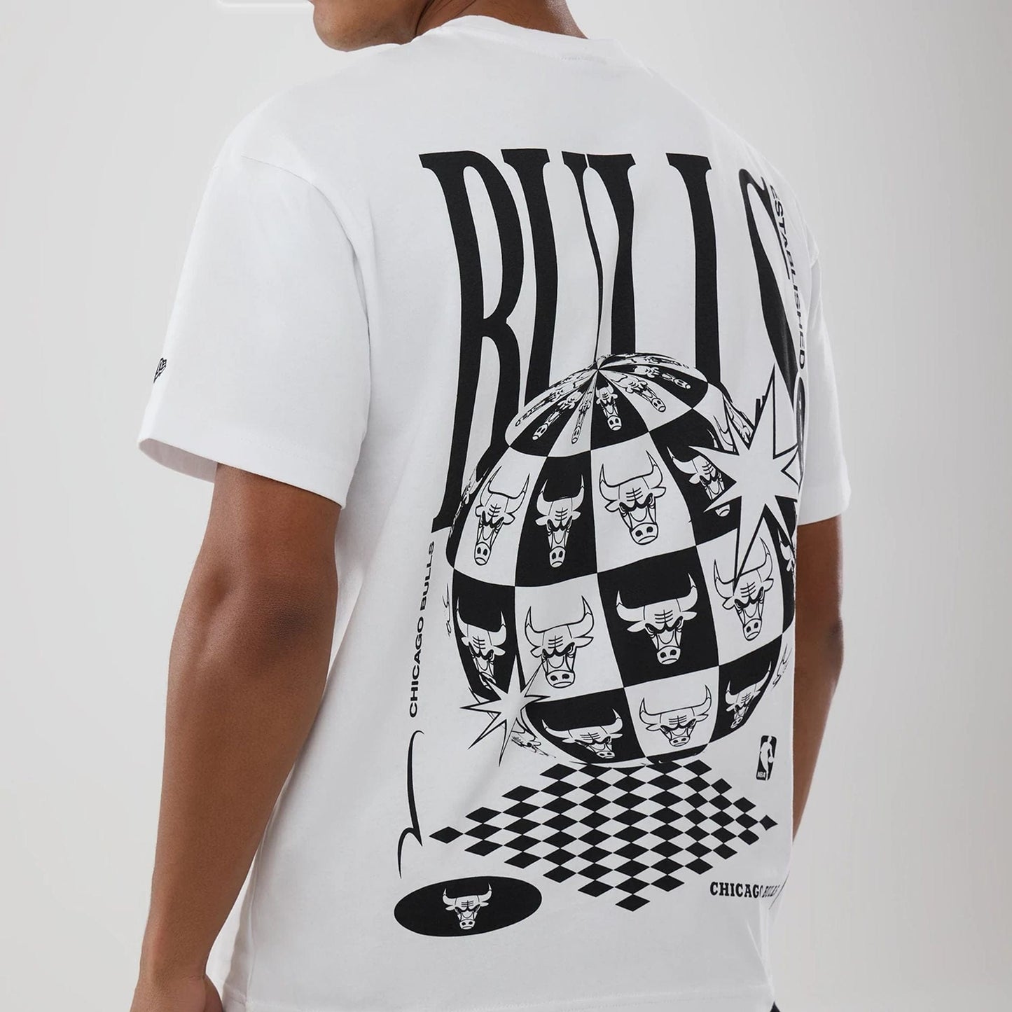 The model is wearing this NBA World Chicago Bulls T-Shirt in white. 3
