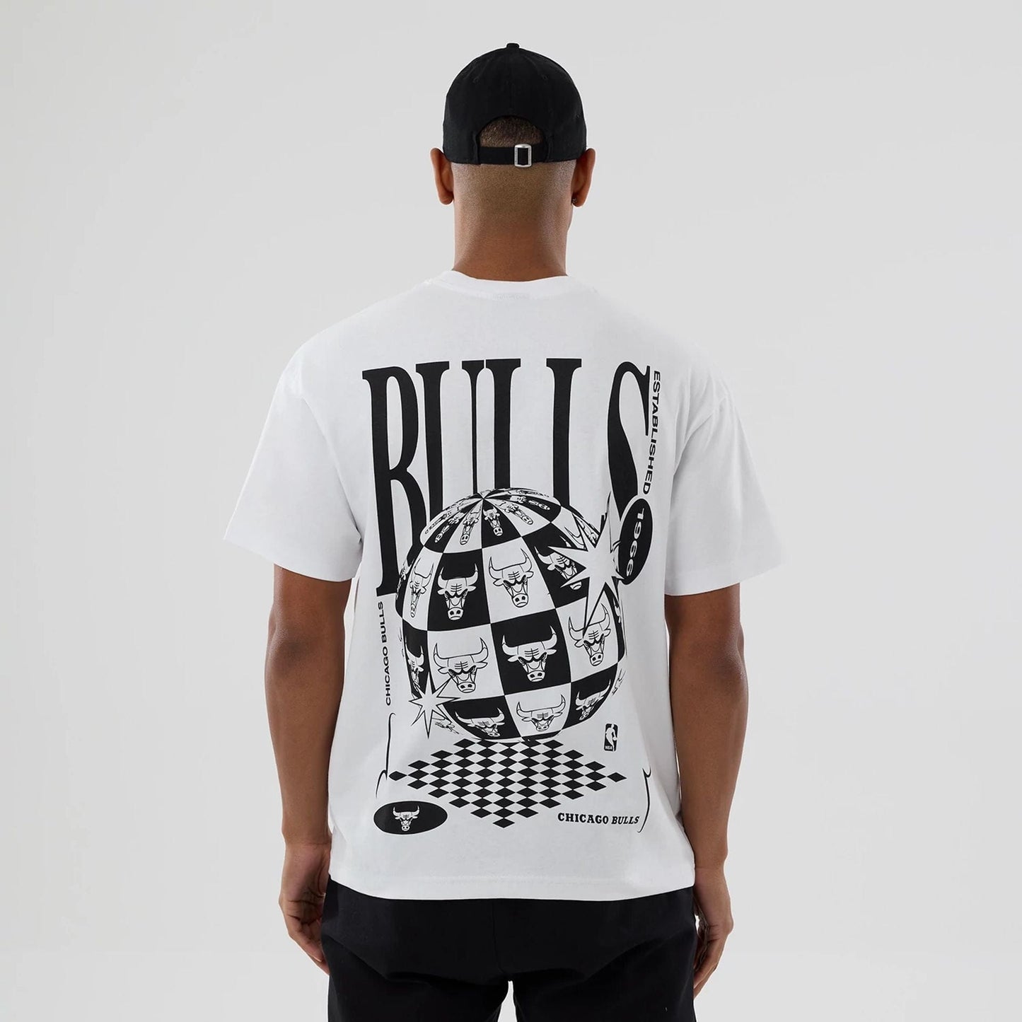 The model is wearing this NBA World Chicago Bulls T-Shirt in white. 2