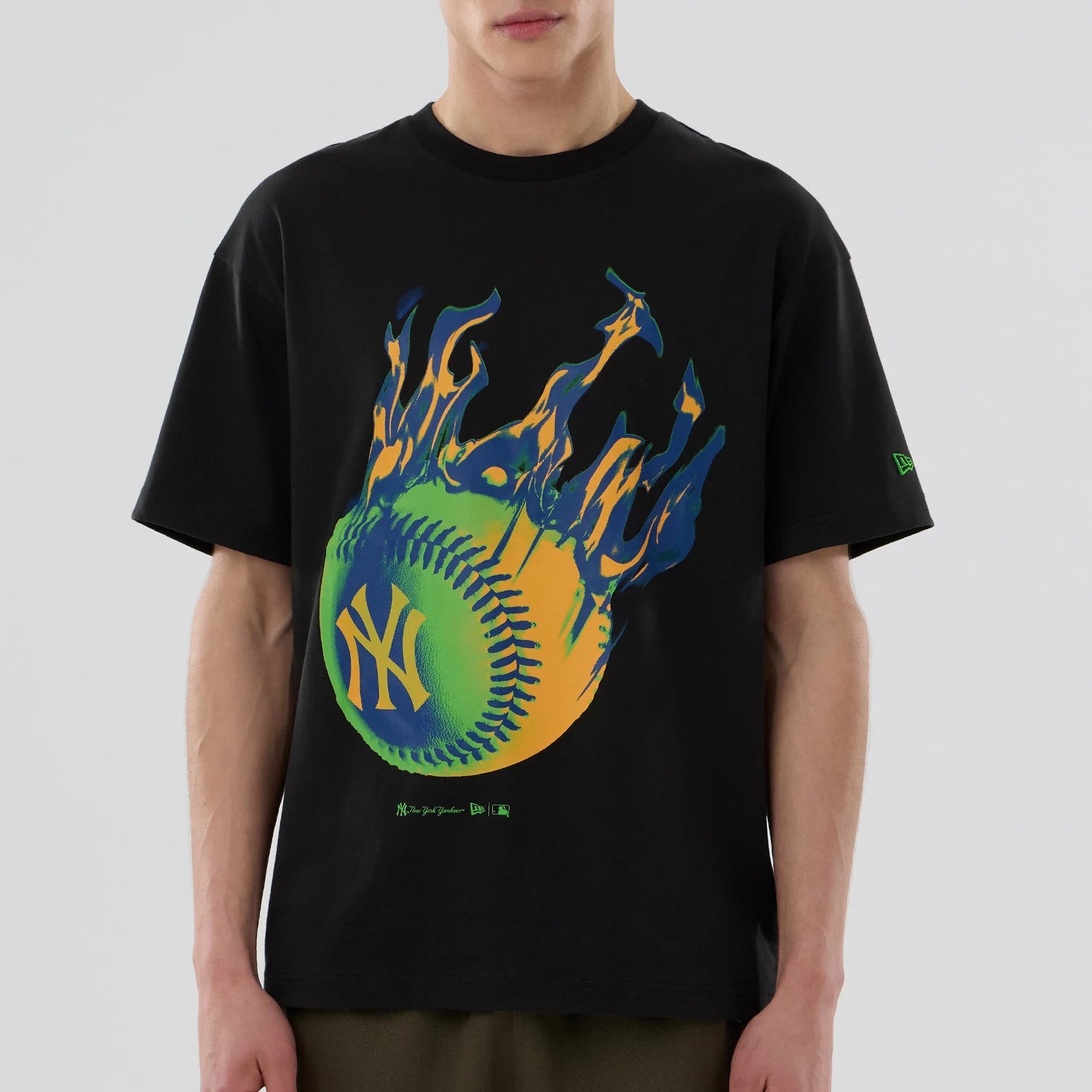 The model is wearing this MLB On Fire New York Yankees Oversized T-Shirt in black. 4