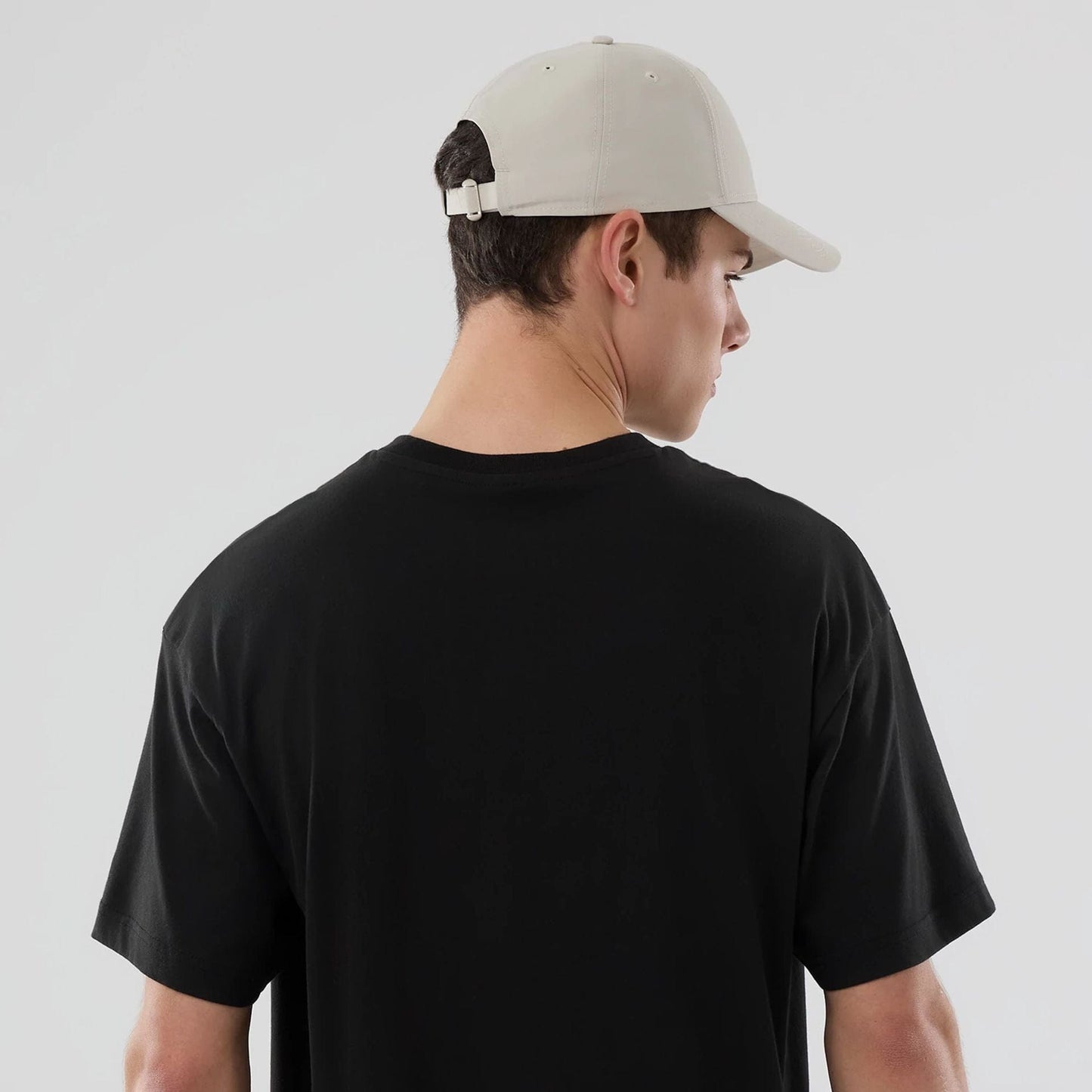 The model is wearing this MLB On Fire New York Yankees Oversized T-Shirt in black. 7