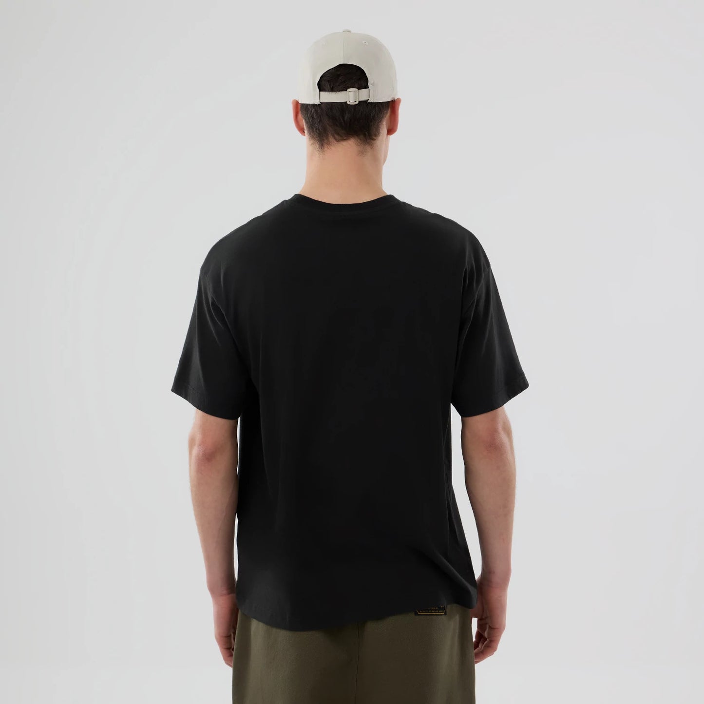 The model is wearing this MLB On Fire New York Yankees Oversized T-Shirt in black. 2