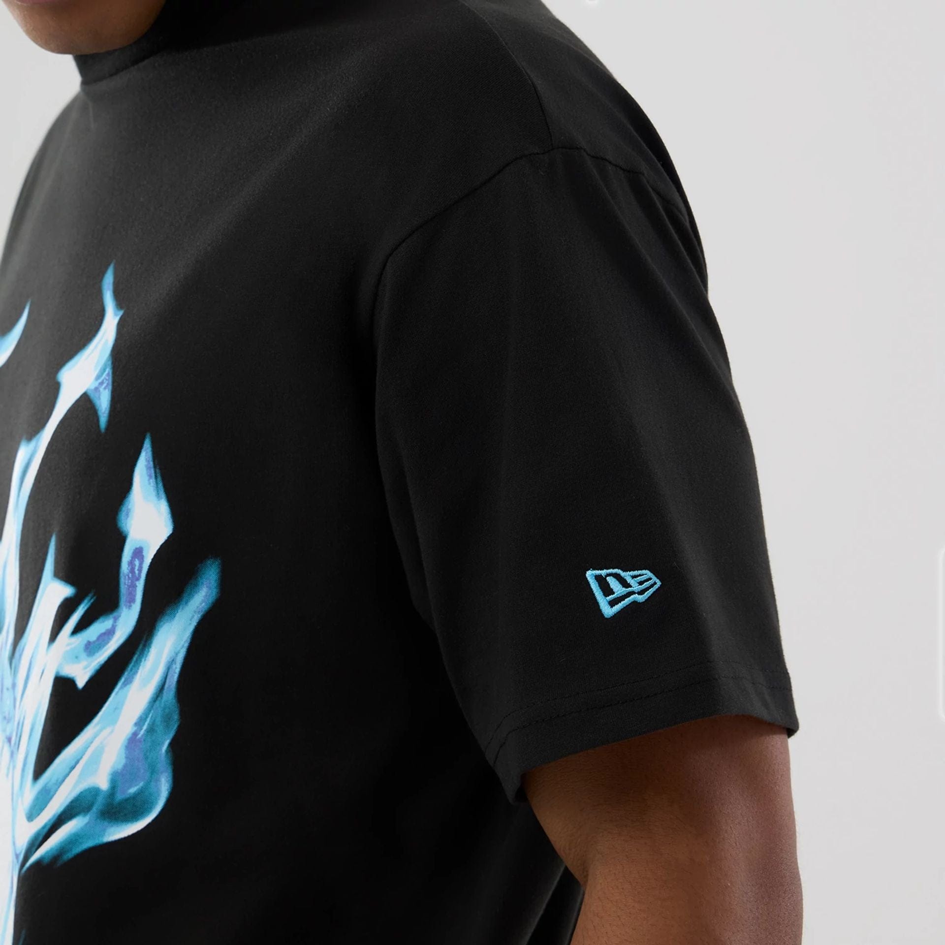 The model is wearing this MLB On Fire LA Dodgers Oversized T-Shirt in black. 5
