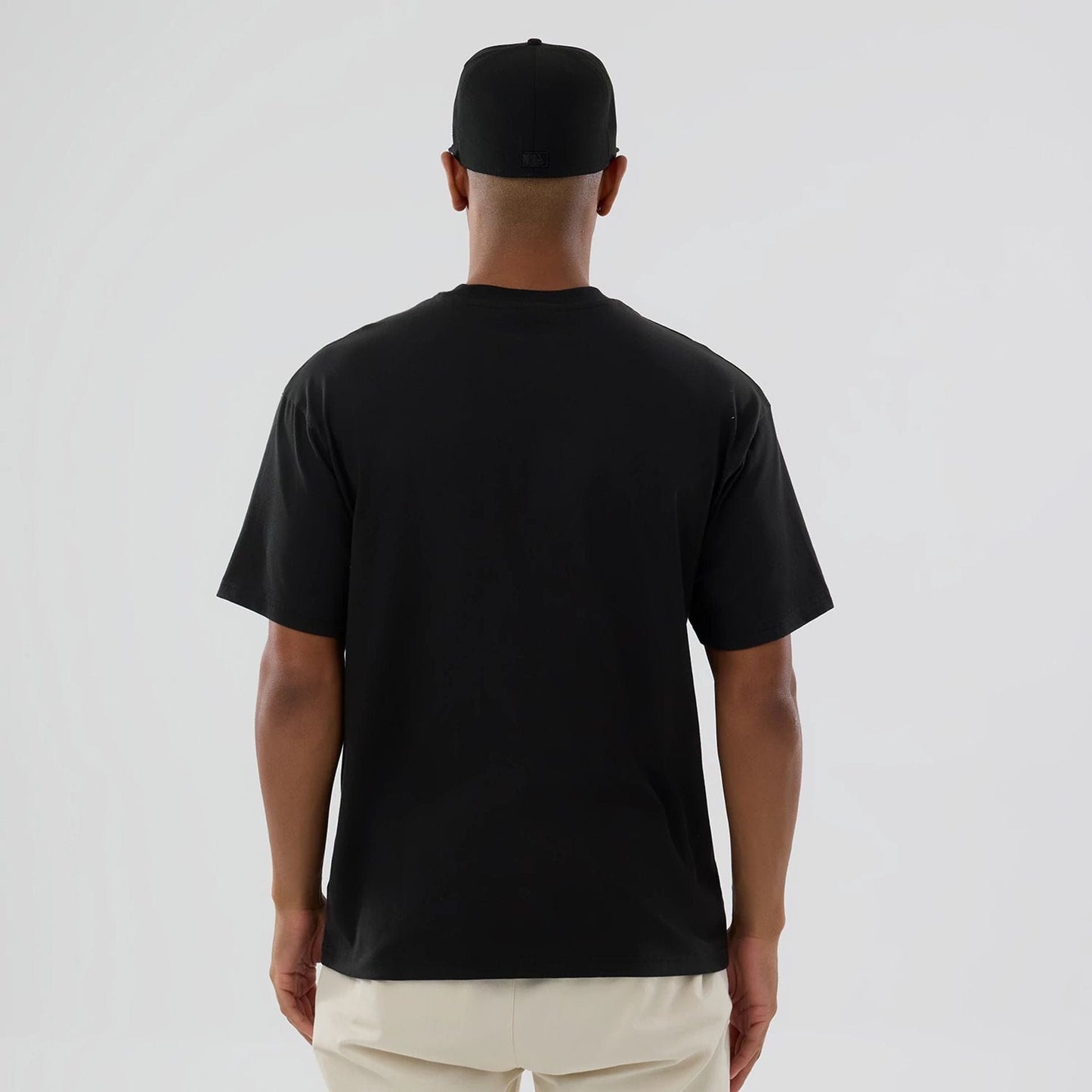 The model is wearing this MLB On Fire LA Dodgers Oversized T-Shirt in black. 2