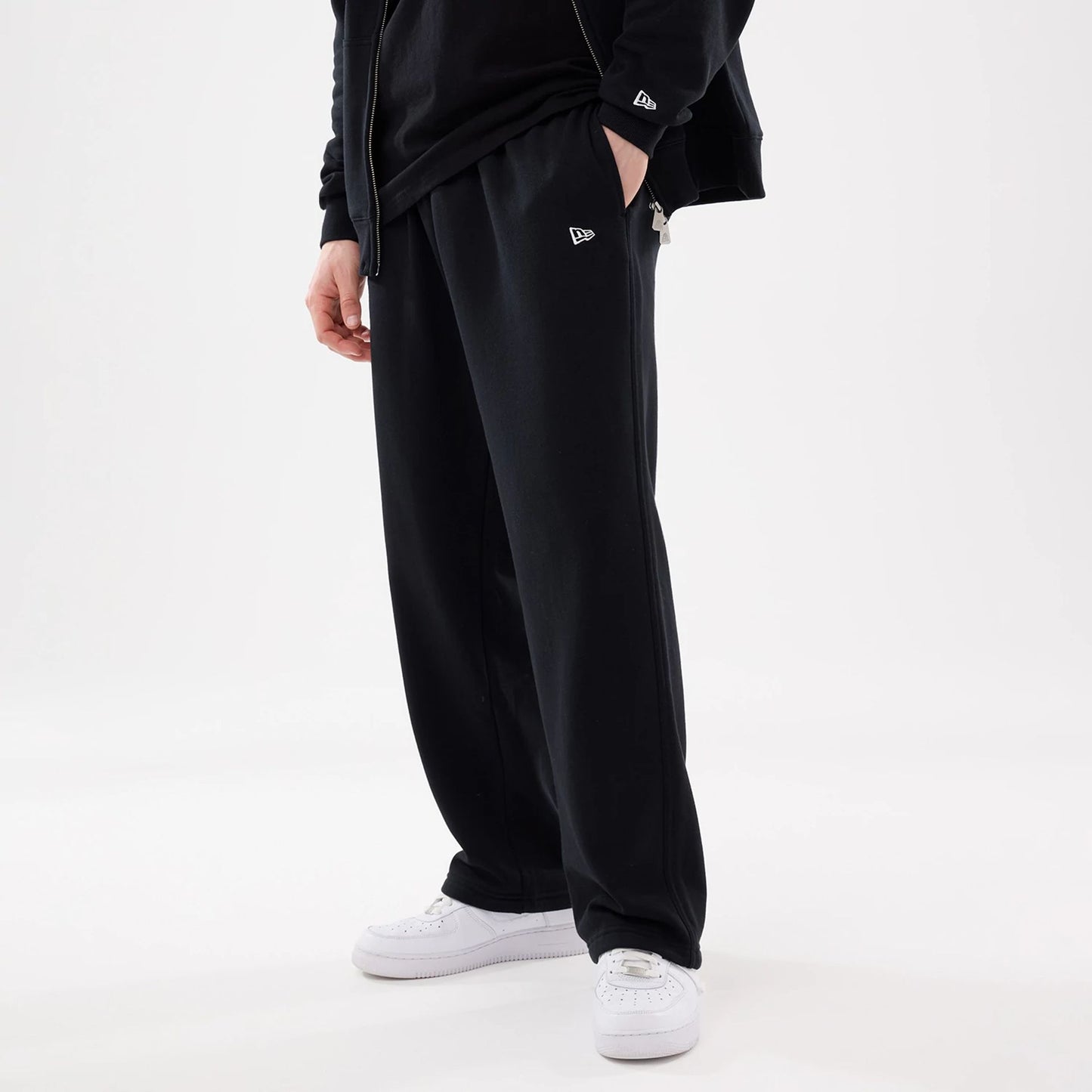The model is wearing this MLB Comfort New York Mets Joggers in black. 6