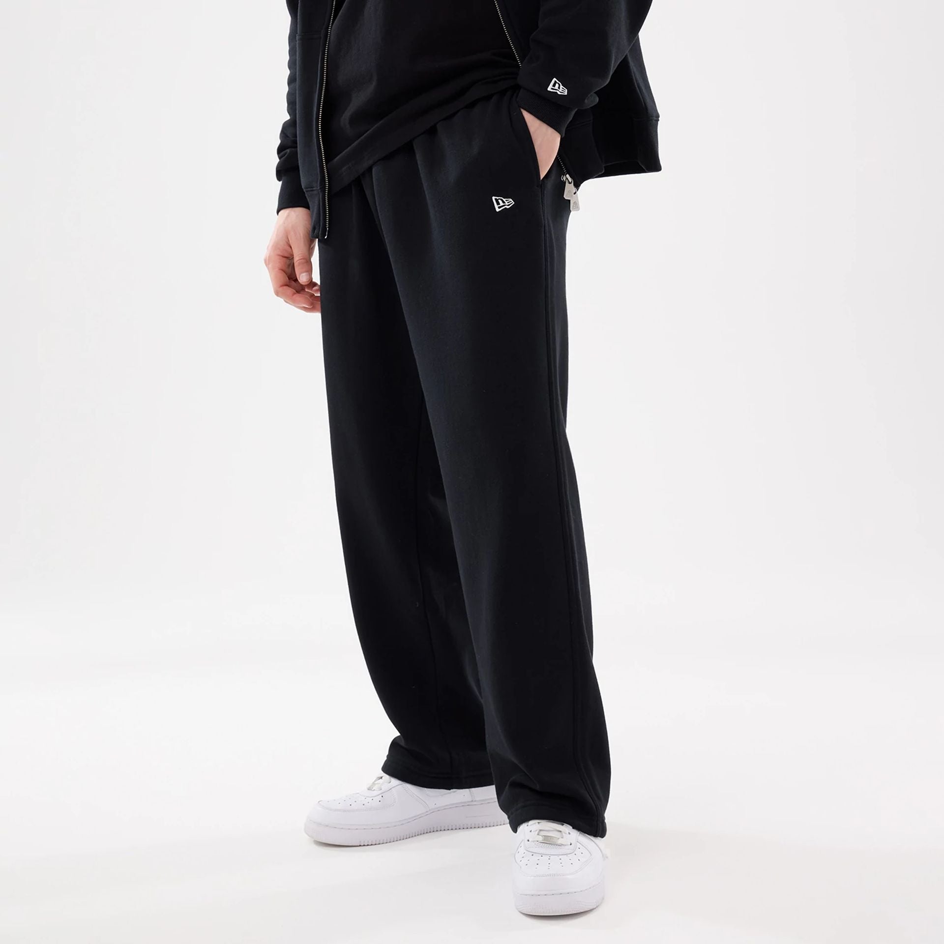 The model is wearing this MLB Comfort New York Mets Joggers in black. 6