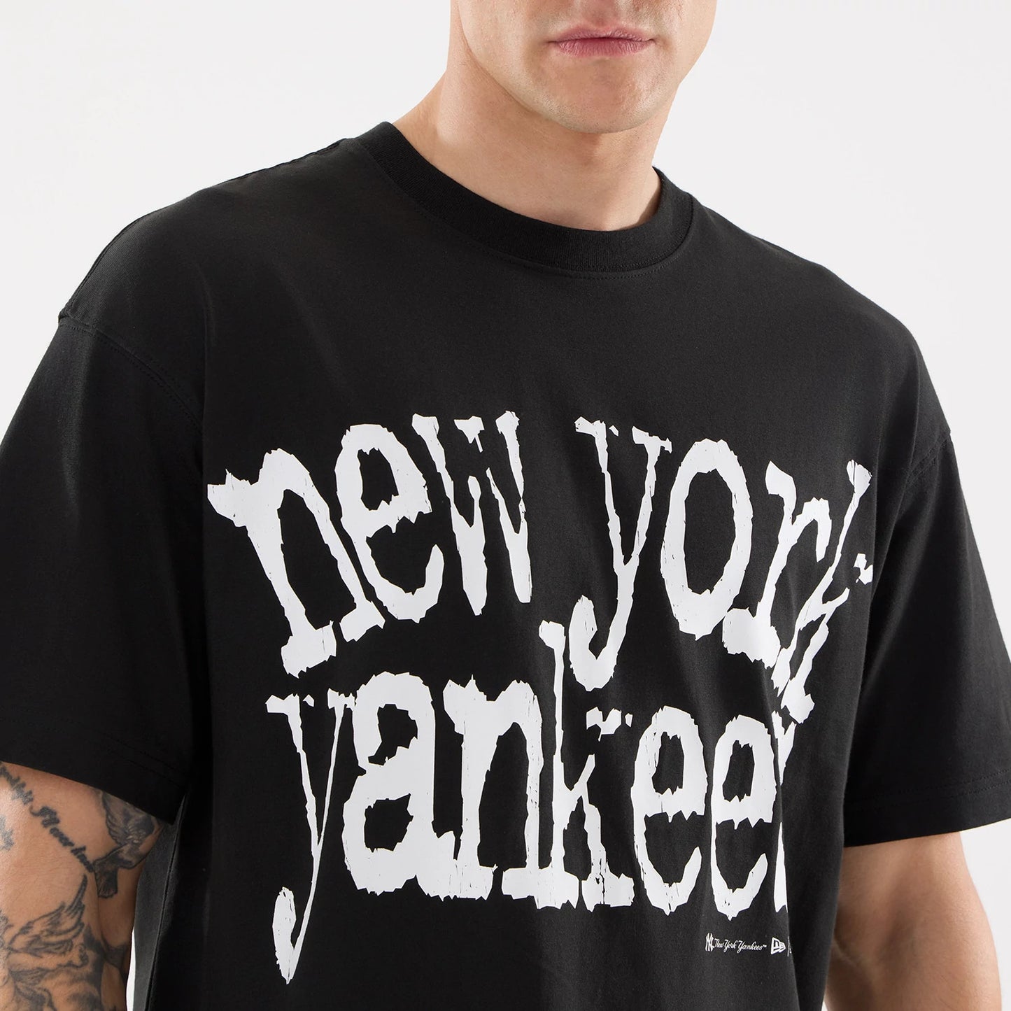 The model is wearing this MLB New York Yankees Print Graphic T-Shirt in black. 6