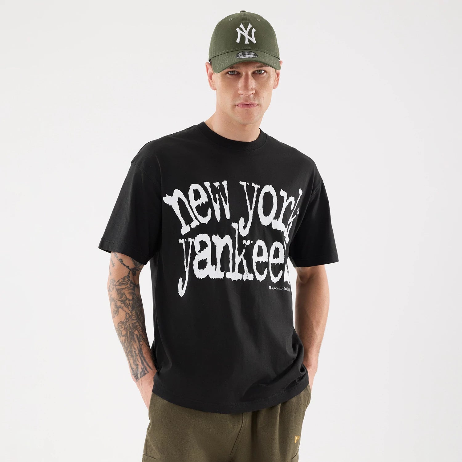 The model is wearing this MLB New York Yankees Print Graphic T-Shirt in black. 1