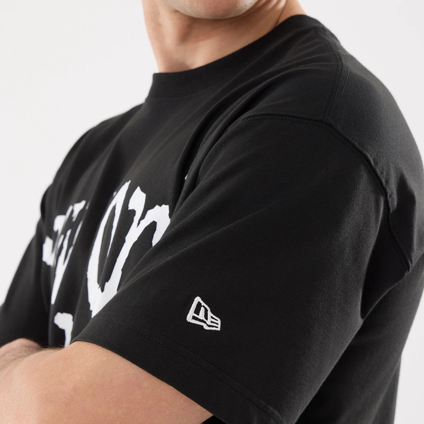 The model is wearing this MLB New York Yankees Print Graphic T-Shirt in black. 7