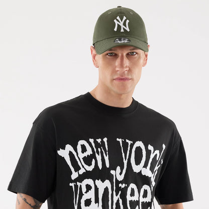 The model is wearing this MLB New York Yankees Print Graphic T-Shirt in black. 4