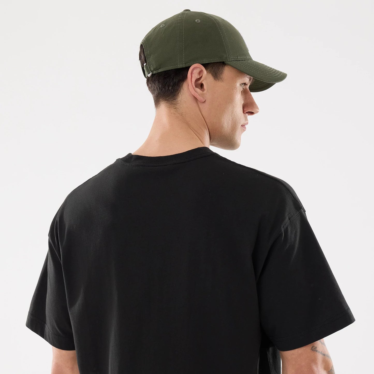 The model is wearing this MLB New York Yankees Print Graphic T-Shirt in black. 5