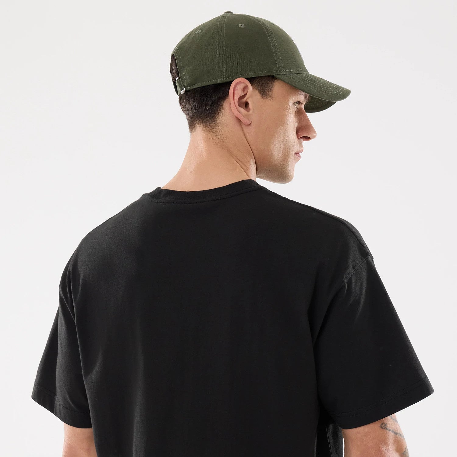 The model is wearing this MLB New York Yankees Print Graphic T-Shirt in black. 5