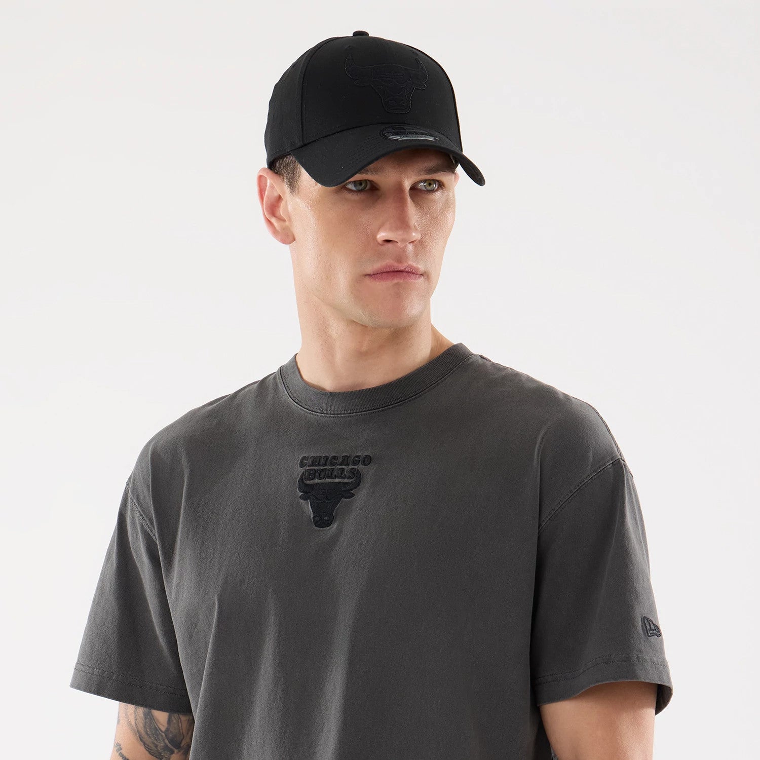 The model is wearing this NBA Shadow Pop Chicago Bulls T-Shirt in black. 6