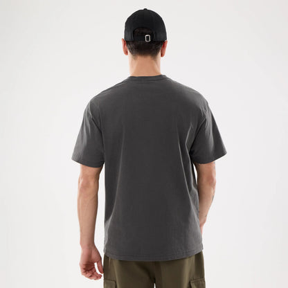 The model is wearing this NBA Shadow Pop Chicago Bulls T-Shirt in black. 2