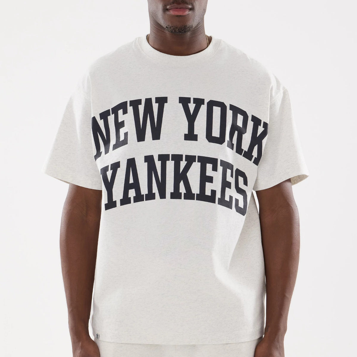 The model is wearing this MLB Comfort New York Yankees T-Shirt in grey. 6