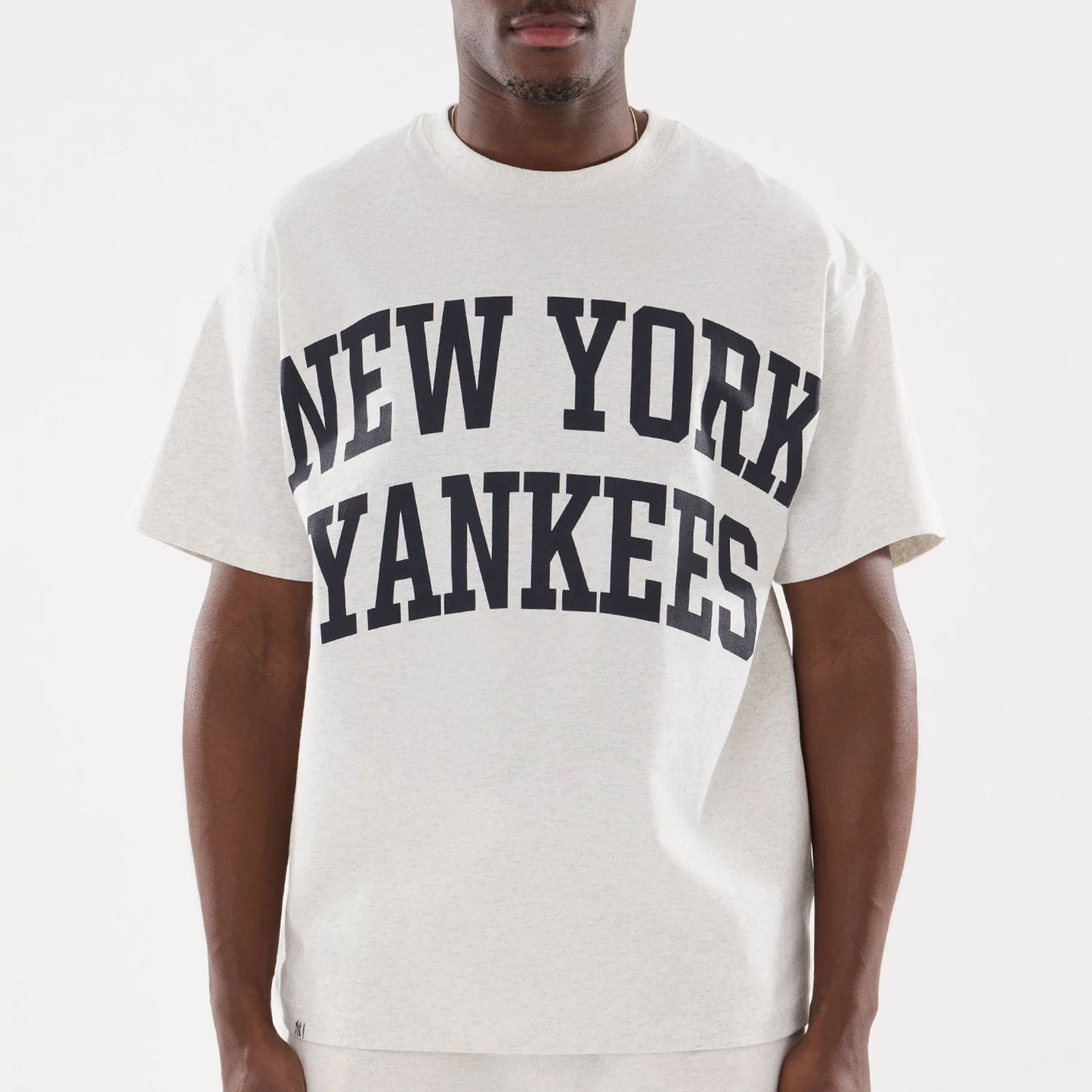 The model is wearing this MLB Comfort New York Yankees T-Shirt in grey. 6