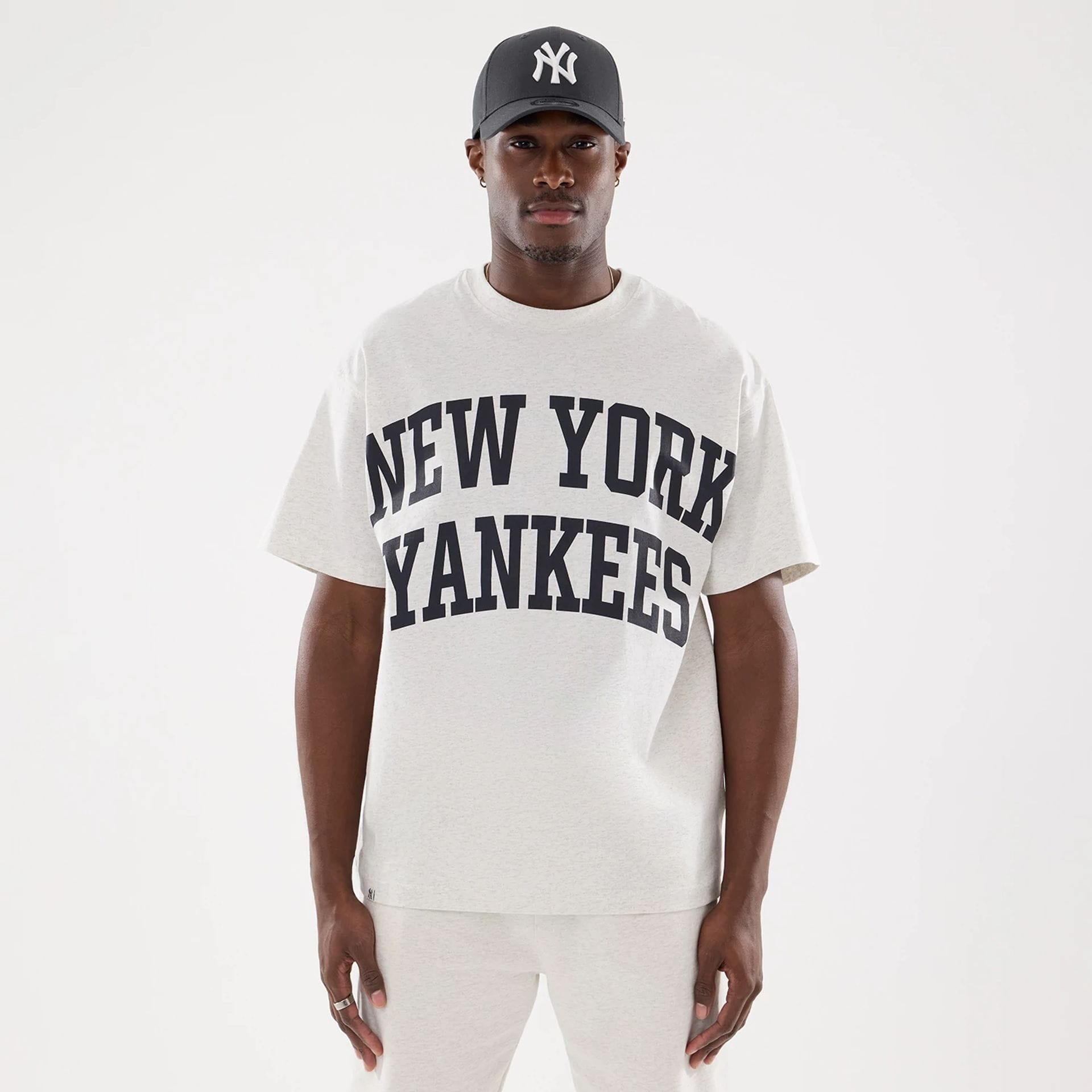 The model is wearing this MLB Comfort New York Yankees T-Shirt in grey. 1
