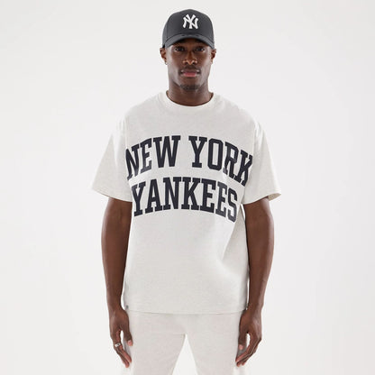 The model is wearing this MLB Comfort New York Yankees T-Shirt in grey. 1