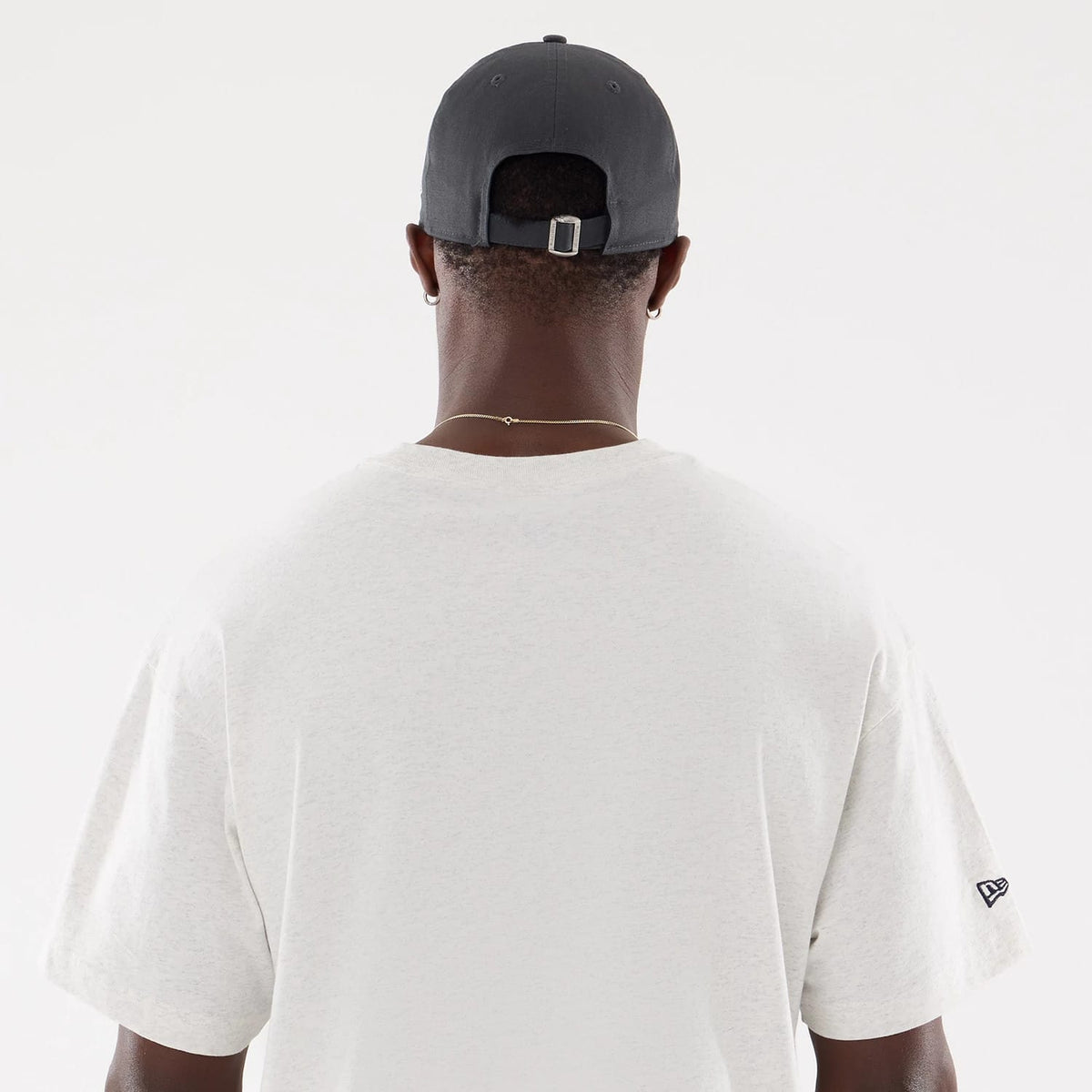 The model is wearing this MLB Comfort New York Yankees T-Shirt in grey. 7