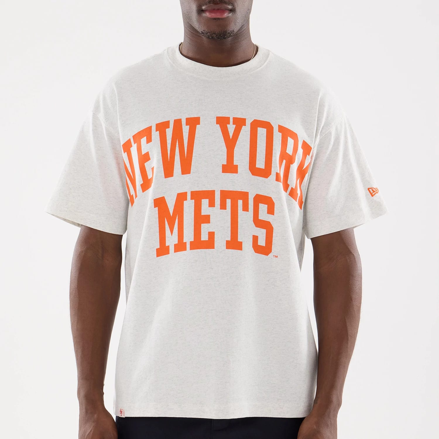 The model is wearing this MLB Comfort New York Mets T-Shirt in grey. 6