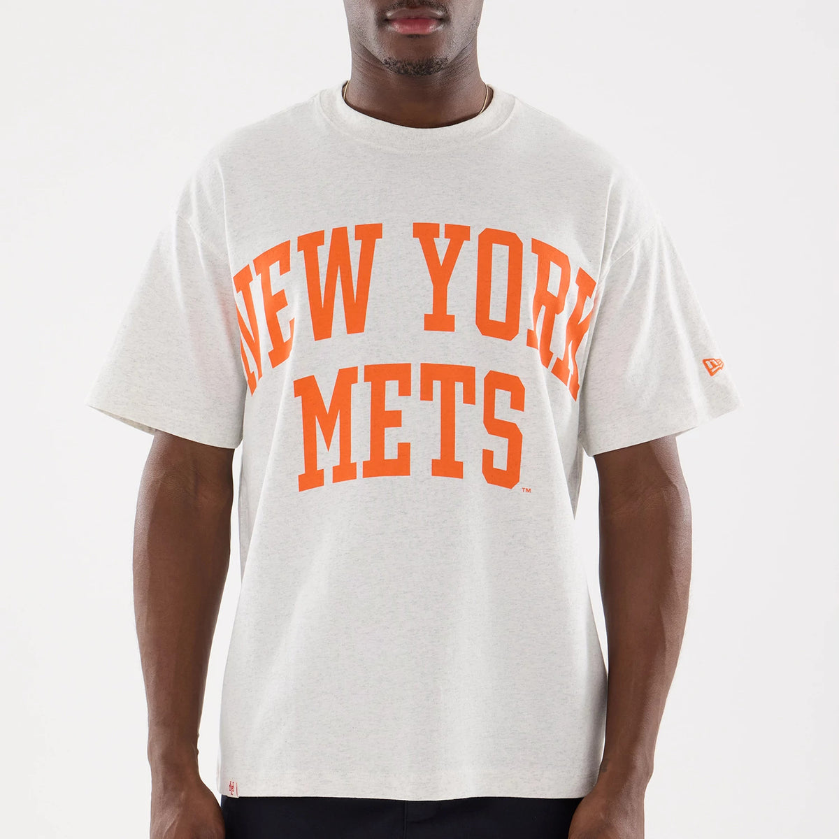 The model is wearing this MLB Comfort New York Mets T-Shirt in grey. 6