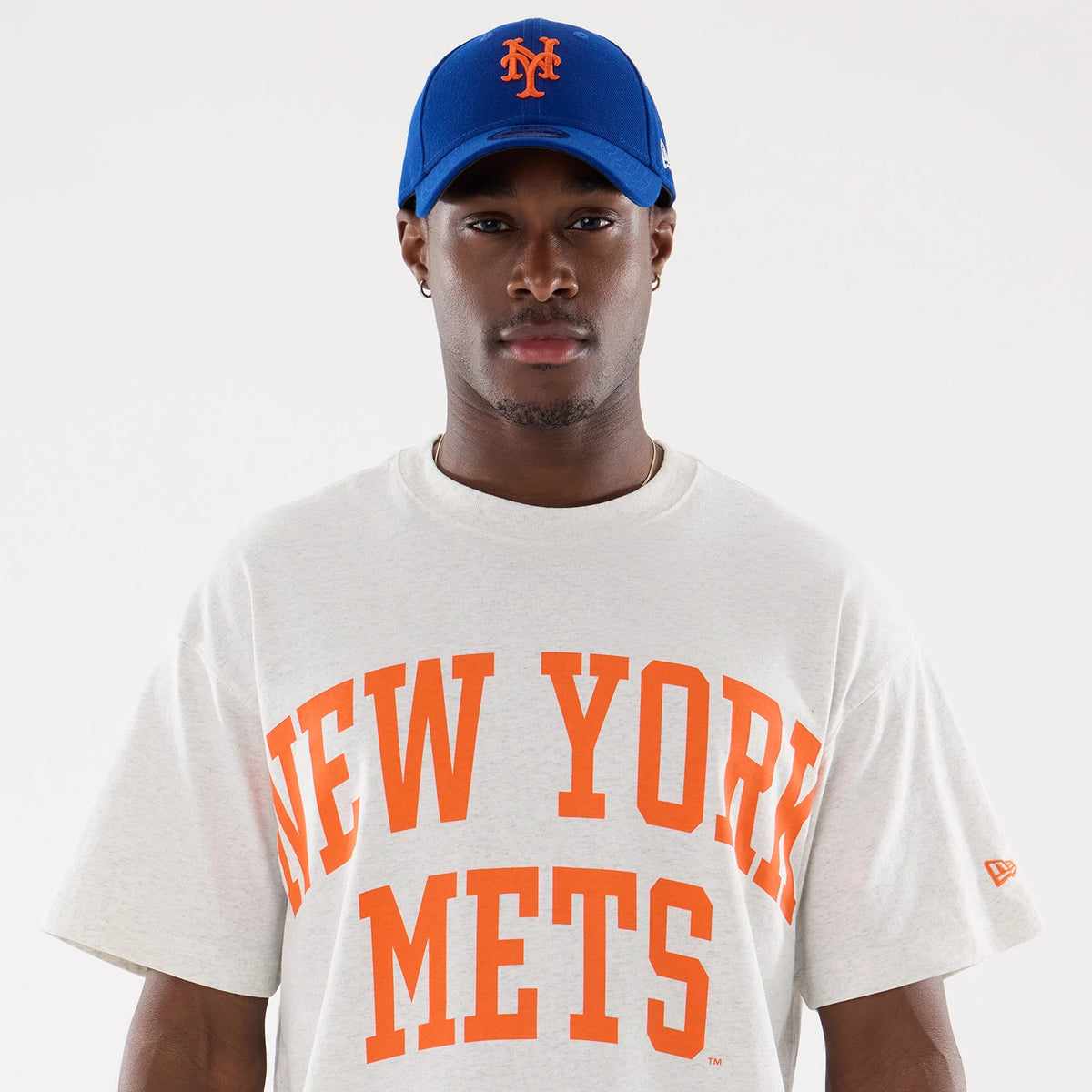The model is wearing this MLB Comfort New York Mets T-Shirt in grey. 5