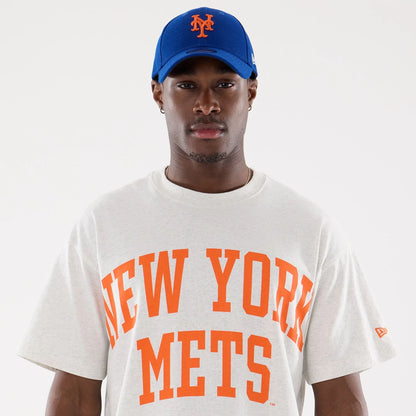The model is wearing this MLB Comfort New York Mets T-Shirt in grey. 5