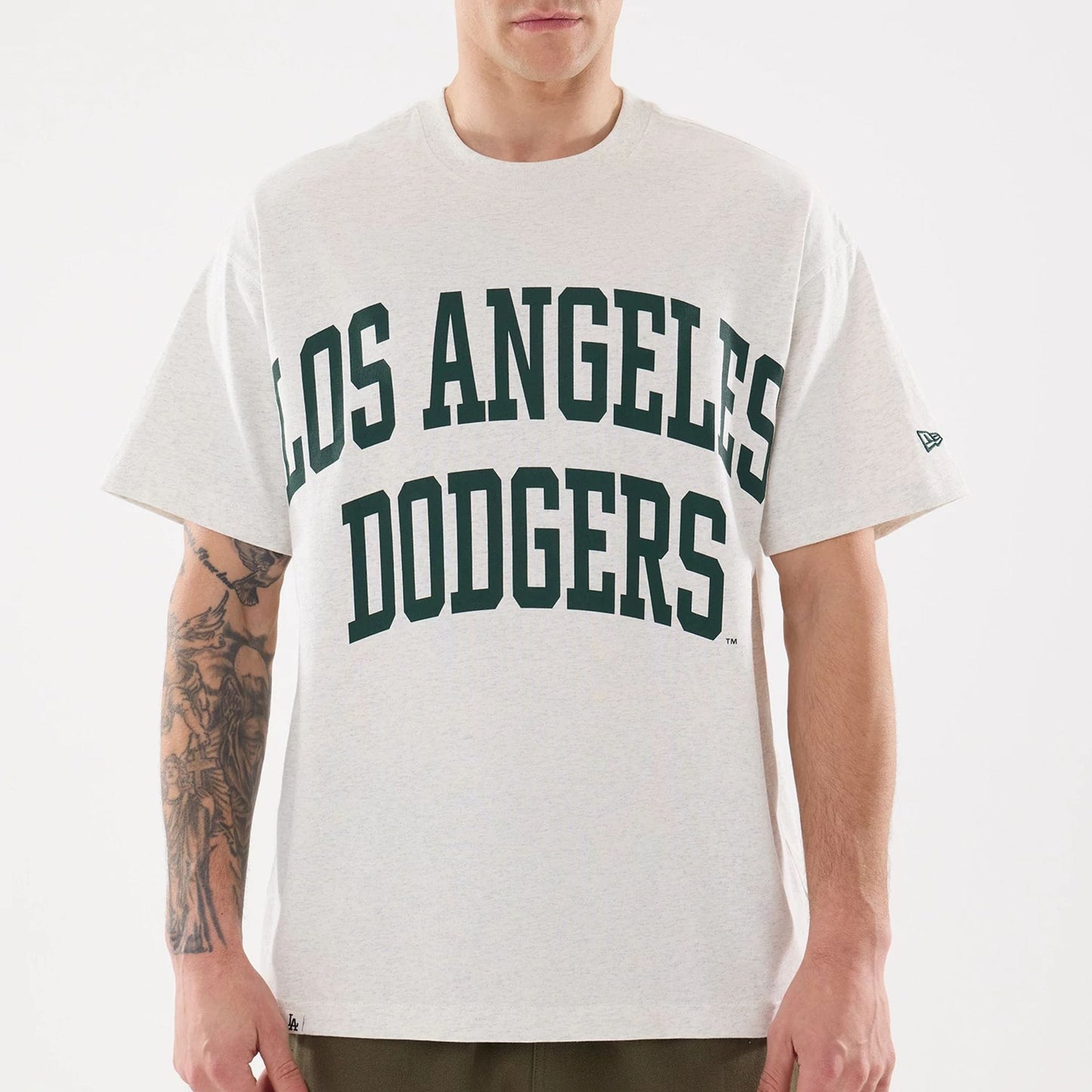 The model is wearing this MLB Comfort LA Dodgers T-Shirt in grey. 3
