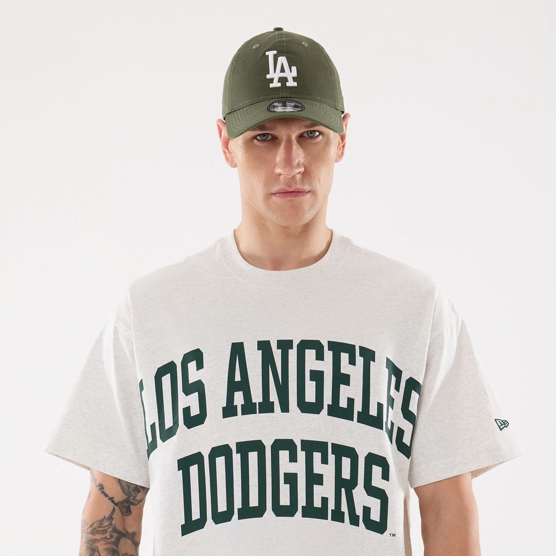 The model is wearing this MLB Comfort LA Dodgers T-Shirt in grey. 6
